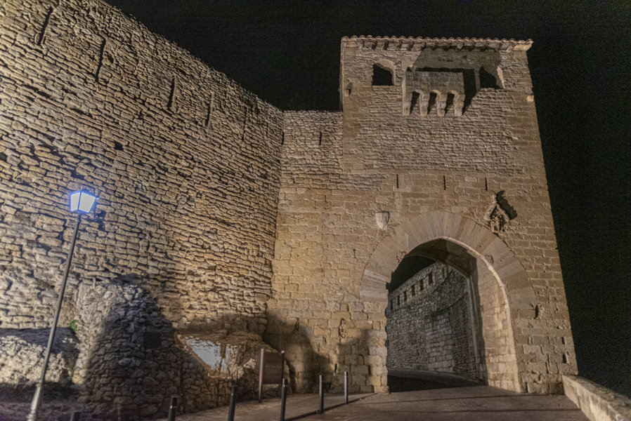Castelló de la Plana - Morella 054 - Portal de Sant Mateu.jpg